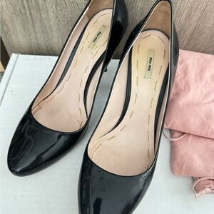Black Patent Leather High Heeled Pumps with Pointed Toe